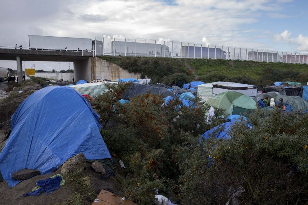 (FOTO) FRANCUSKI KALE NA IVICI: 6.000 migranata kampuje po livadama, putevima...