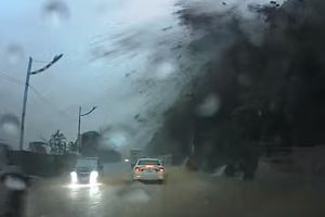 (VIDEO) IMALI SU SREĆE: Vozili su kroz oluju i izbegli smrt za dlaku!