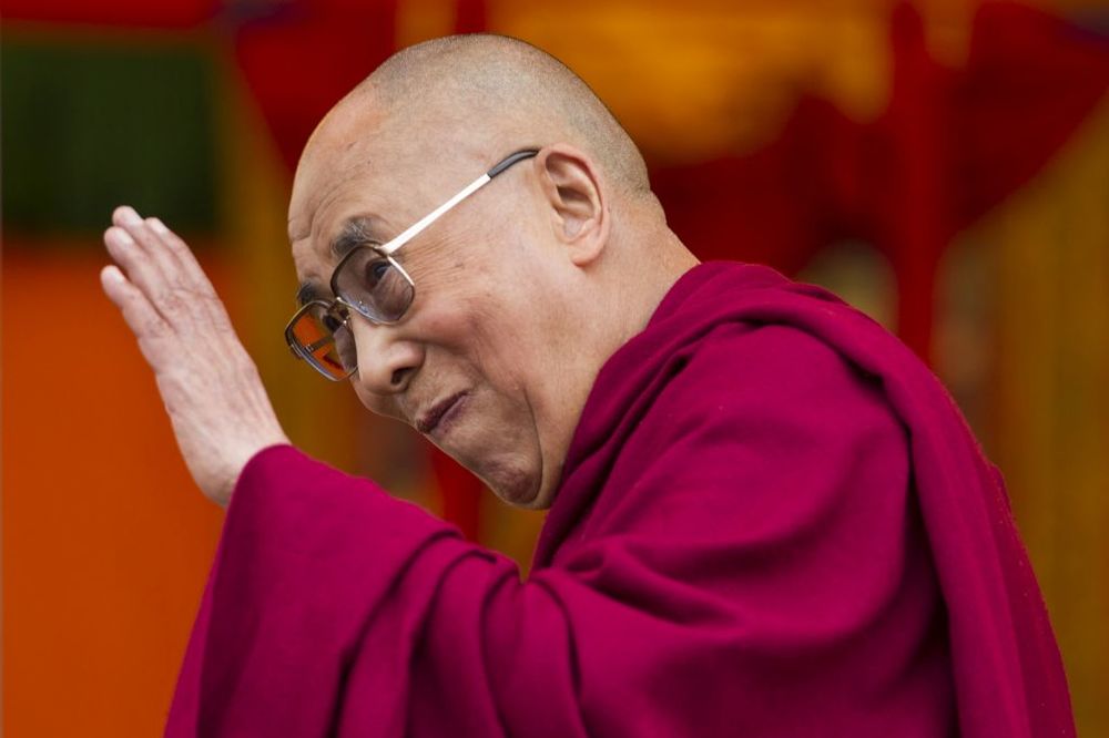 NAJLUĐA TEORIJA ZAVERE O DALAJ LAMI: Tibetanski duhovni vođa se bavio veoma opasnim poslom u korist velike sile! (VIDEO)