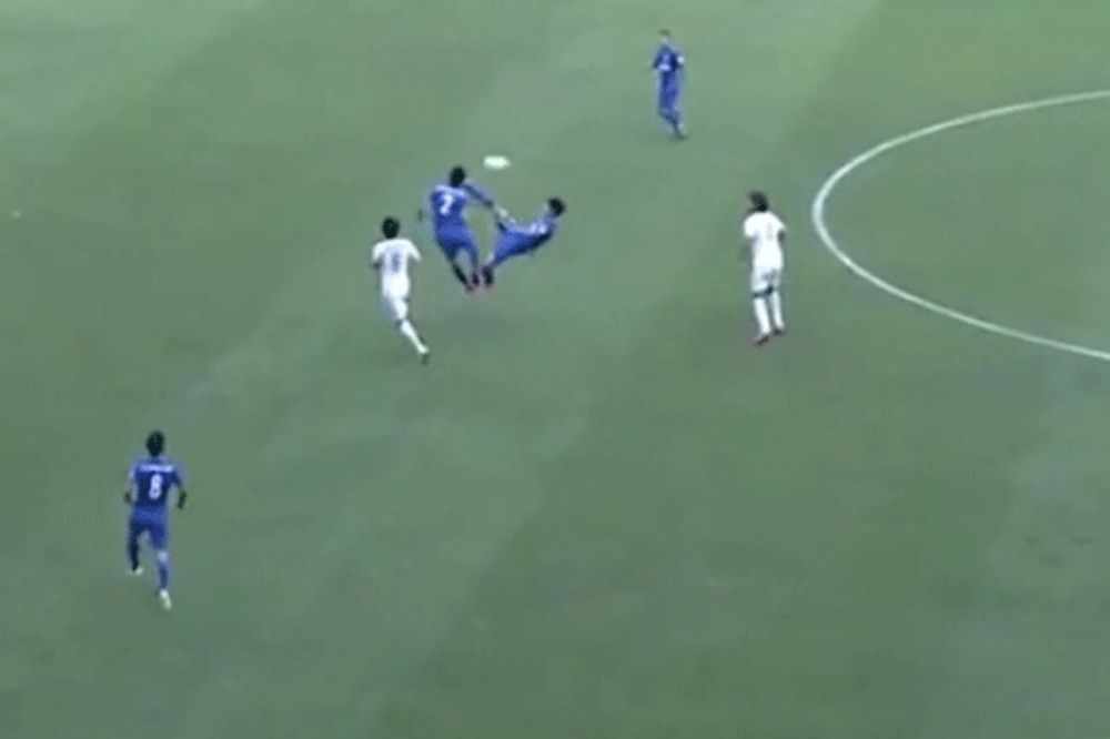 (VIDEO) UNAKAZIO GA: Pogledajte kako je fudbaler kung fu udarcem teško povredio saigrača