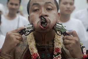 (FOTO)UPOZORENJE, UZNEMIRUJUĆI SADRŽAJ: Jezivi pirsinzi lica na Vegetarijanskom festivalu u Tajlandu
