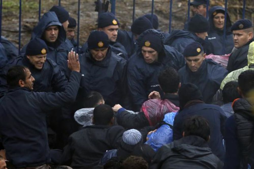 BERKASOVO: 3.500 izbeglica zaglavljeno u blatu provelo hladnu noć na hrvatskoj granici