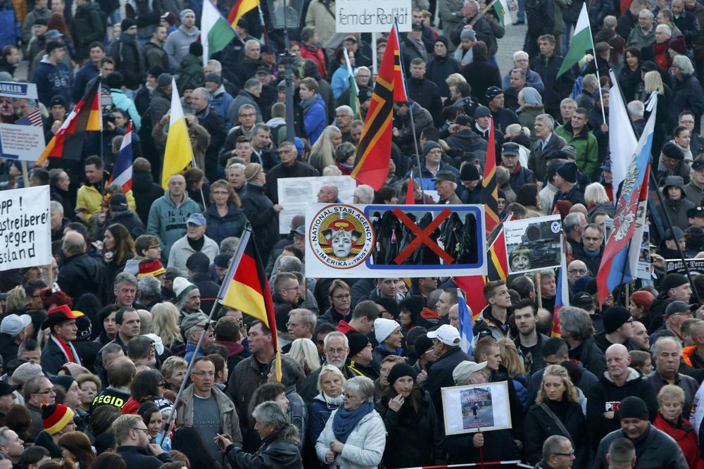 (FOTO) HILJADE NEMACA DEMONSTRIRALO PROTIV MIGRANATA: A isto toliko došlo da podrži izbeglice