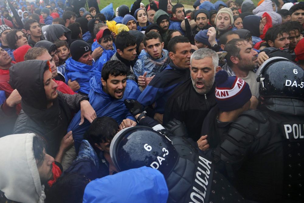 HAOS U SLOVENIJI: Policija suzavcem napala izbeglice na granici sa Hrvatskom