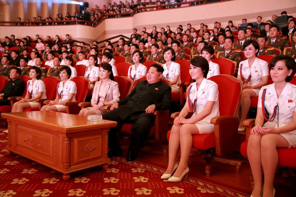 OKRUŽEN LEPOTICAMA: Kim Džong Un izveo suprugu na koncert ženskih bendova koje je sam osnovao