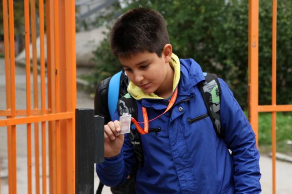 (FOTO) ULJEZI NE MOGU DA PROĐU: U Novom Sadu samo učenici sa ID karticama mogu da uđu u školu