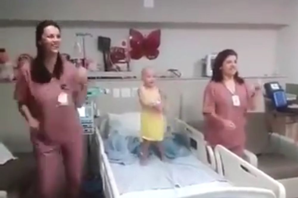 (VIDEO) ZA SREĆU JE MALO POTREBNO: Medicinske sestre pokušale da oraspolože teško bolesno dete