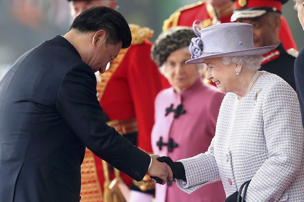 ORIGINALAN POKLON: Kineski predsednik dao kraljici Elizabeti folk CD svoje žene