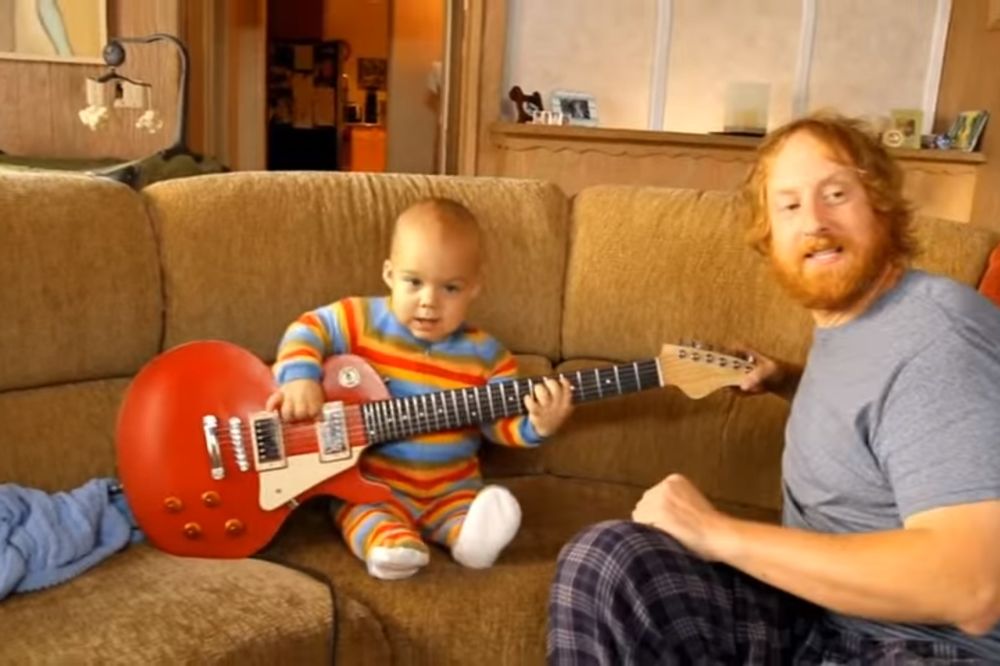 (VIDEO) BIĆE BOLJI OD HENDRIKSA: Ova beba sa gitarom će vam sigurno ulepšati dan!