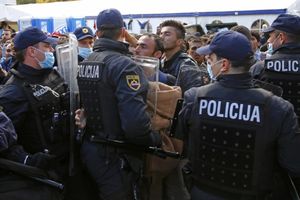 HAOS U ŠENTILJU: izbeglice probile ogradu, policija ih juri