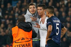 (FOTO, VIDEO) INCIDENT NA PARKU PRINČEVA: Navijač prekinuo meč, Ronaldo ga branio od obezbeđenja