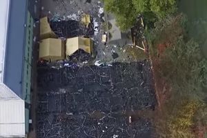 (VIDEO) OSTAO SAMO PEPEO: Ovako izgleda kamp u Brežicama posle požara