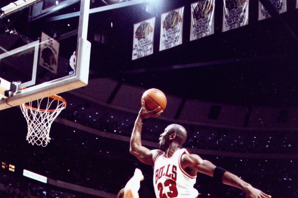 (VIDEO) JEDAN JE DŽORDAN: Pre 33 godine Leteći Majkl je započeo NBA karijeru