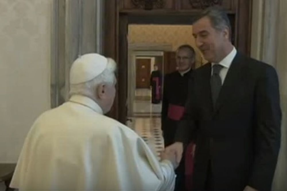 (VIDEO) MILO ILUMINAT: Pogledajte masonsko rukovanje Đukanovića sa papom!