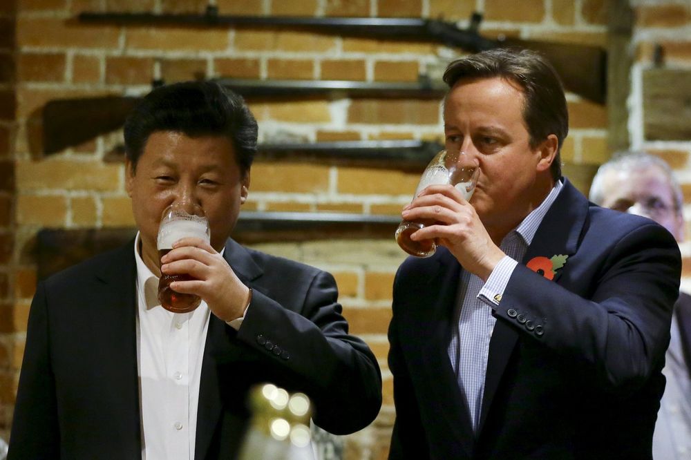 OPUŠTENO: Kineski predsednik i britanski premijer se provodili uz pivo