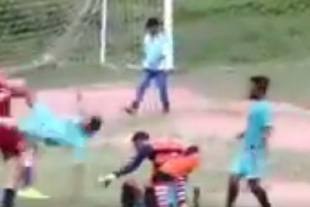 (VIDEO) PO KRATKOM POSTUPKU: Ovakav kung fu na fudbalskom  terenu još niste vidjeli!