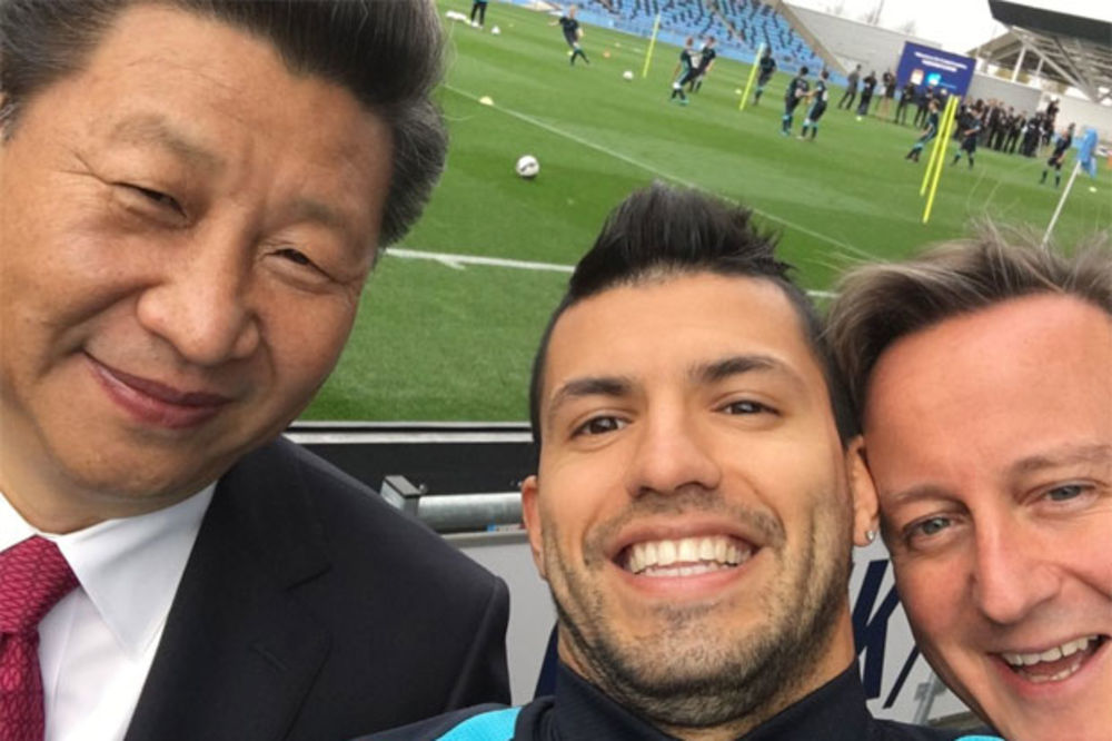 (FOTO) ŠOKIRAO SVET: Fudbaler Sitija napravio selfi sa kineskim predsednikom i britanskim premijerom