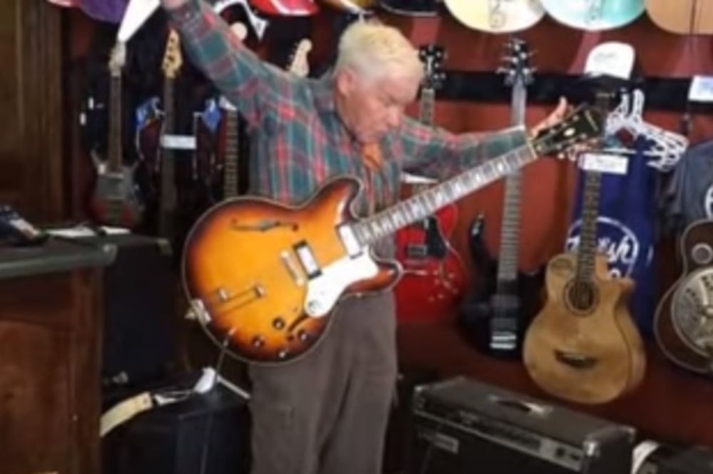 (VIDEO) POKIDAO: Dekica (81) ušao u prodavnicu gitara. Svi su ostali u šoku kada je krenuo da svira