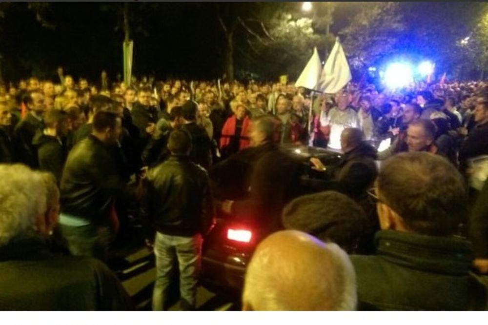(FOTO) AUTOMOBILOM SE ZALETEO U DEMONSTRANTE: Težak incident na protestima u Podgorici!