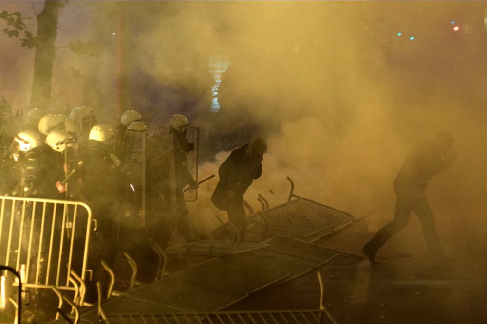 BRUTALNOST ĐUKANOVIĆEVE POLICIJE: Suzavac sinoć bačen na više od 15 lokacija širom Podgorice!