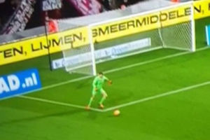 (VIDEO) ČOVEČE, O ČEMU TI MISLIŠ: Golman PSV umalo postigao najluđi autogol u istoriji fudbala