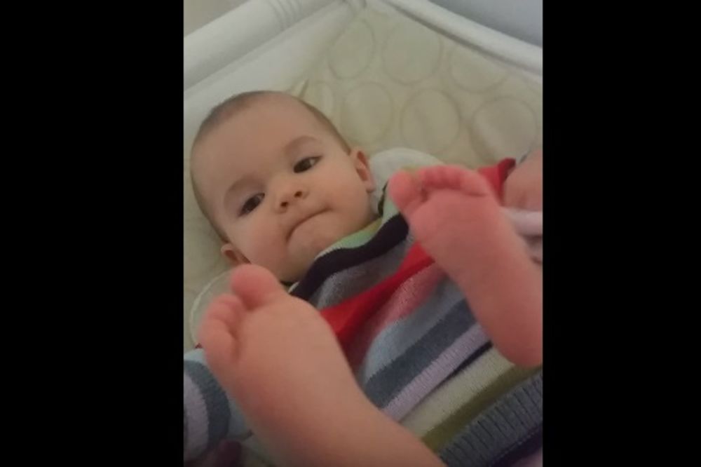 VIDEO KOJI ĆE VAM ULEPŠATI DAN: Beba htela da kaže čarapa, a uspela je da opsuje