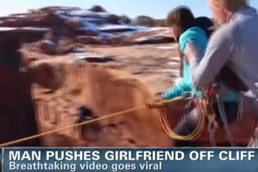 (VIDEO) ŠTA LI JE MISLIO? Momak gurnuo devojku sa litice od 120 metara!