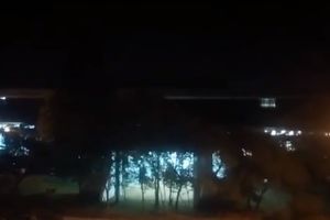 (VIDEO) CRNO NA BELO: Huligani s fantomkama izašli iz zgrade Milovog DPS-a da tuku demonstrante