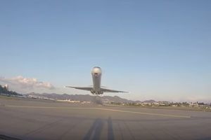 NEVEROVATAN SNIMAK: Egzibicionista zabeležio trenutak kada mu avion preleće bukvalno iznad glave!