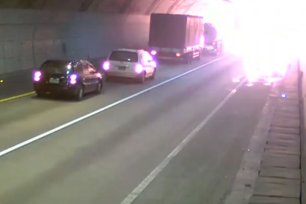 (VIDEO) PLAMEN U TUNELU: Eksplodirao kamion, gorelo 11 vozila