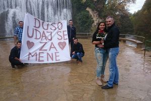 (FOTO, VIDEO) ROMANTIKA U JAJCU: Pogledajte kako je Dalibor zaprosio svoju devojku Dušanku!