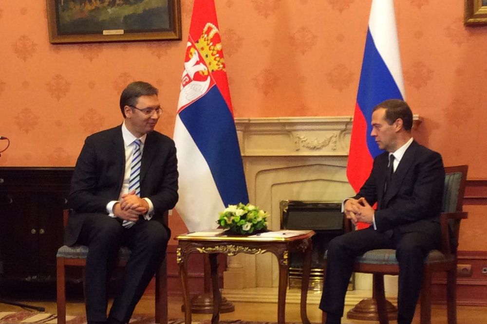 RUČAK U MOSKVI: Medvedev priznao da pije srpski jogurt! Čestitao Vučiću na blistavom ruskom jeziku