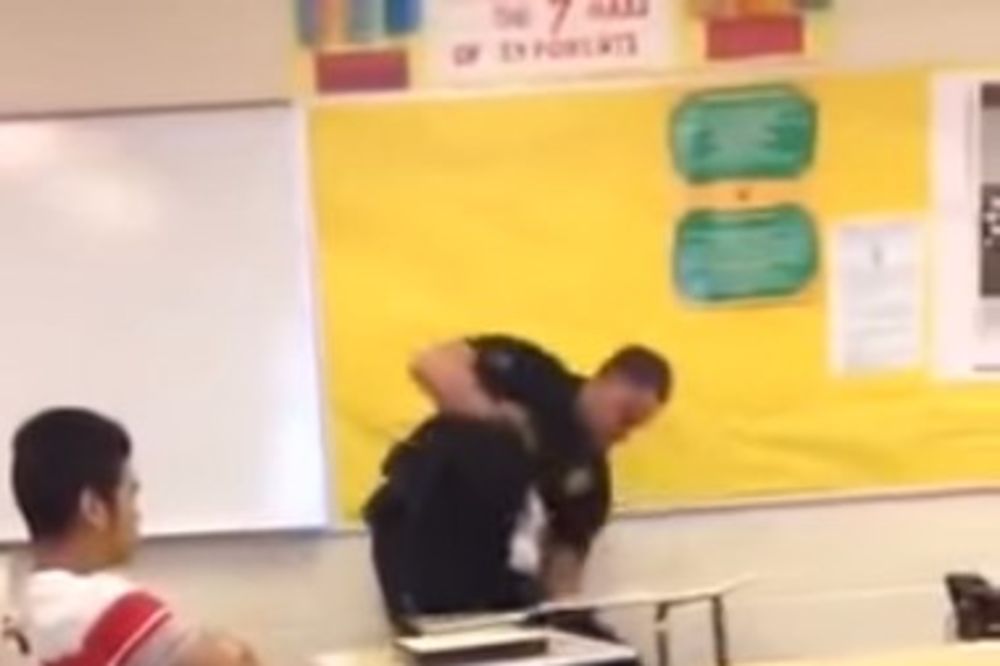 (VIDEO) BRUTALNO: Policajac premlatio učenicu i divljački je odvukao iz učionice