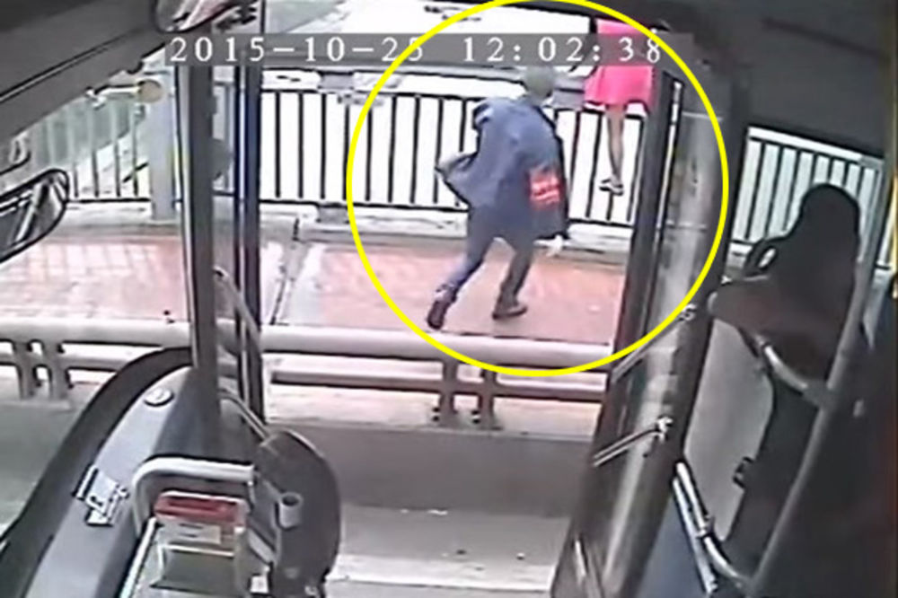 (VIDEO) VOZAČ POSTAO HEROJ: Zaustavio autobus i spasao devojku koja je htela da skoči sa mosta!