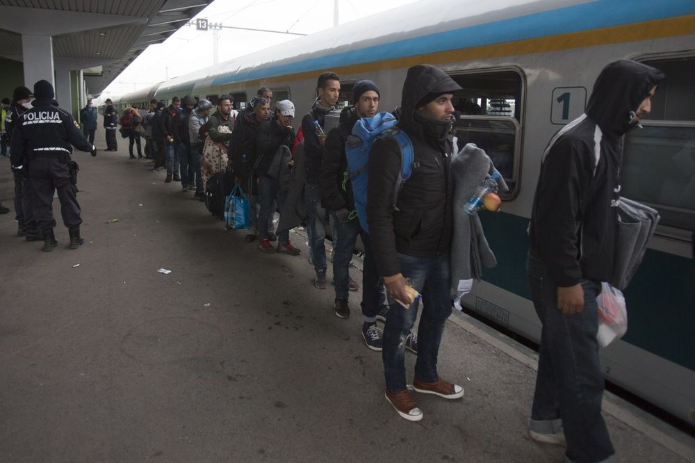 DOGOVORENI TRANZIT: Prvi voz sa migrantima iz Šida krenuo u Slavonski Brod
