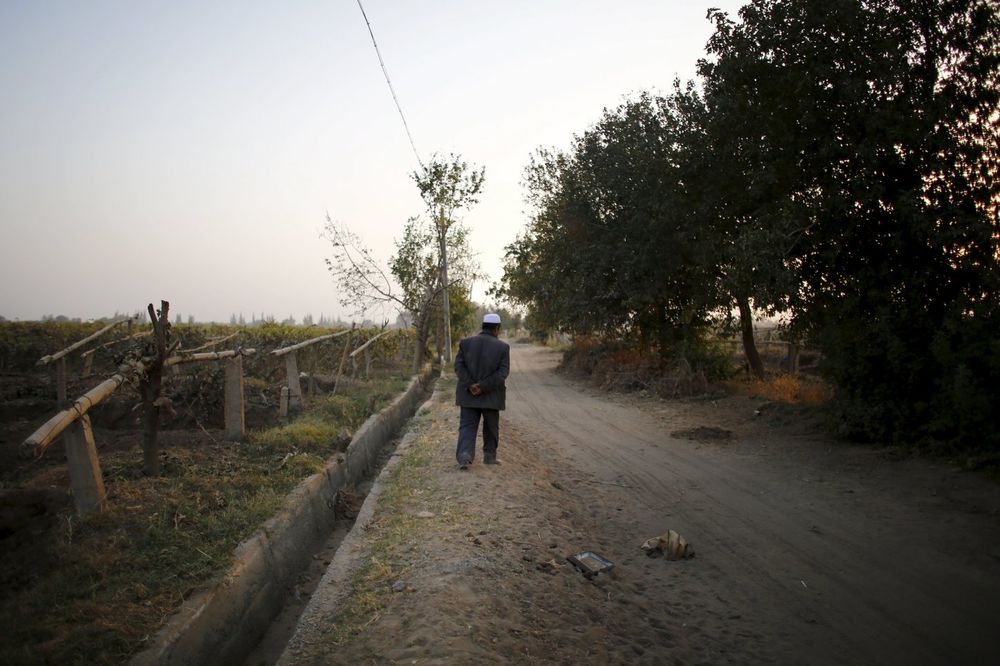 PUTOVAO ŠEST DANA: Kinez (73) išao 1.500 km peške do kuće