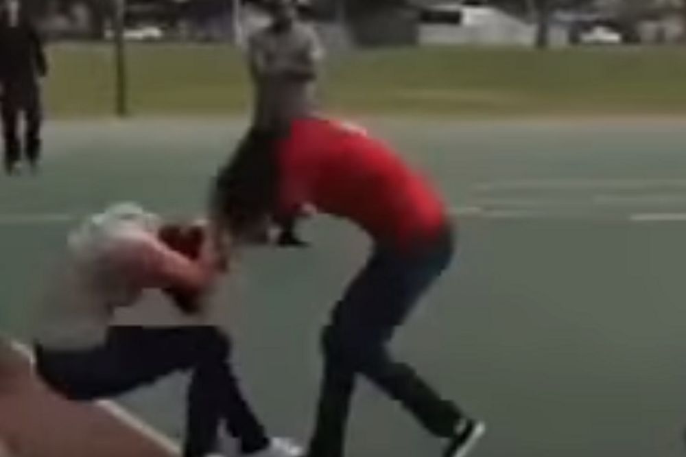 (VIDEO 18+) ŽENSKA TUČA U LESKOVCU: Divljački se tukle na školskom igralištu