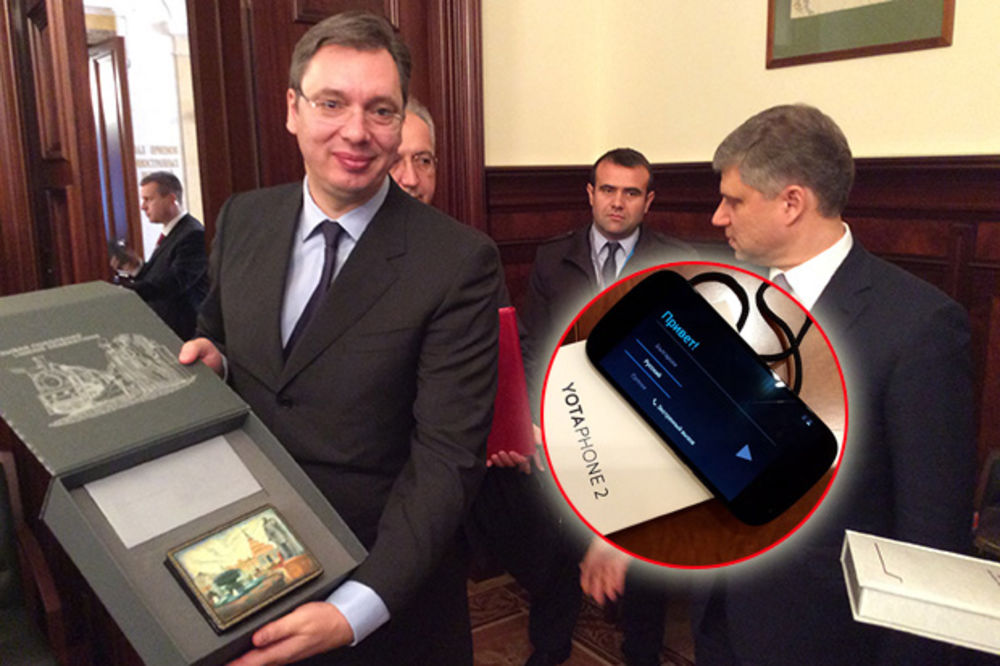 (FOTO) VUČIĆ SE PONOVIO: Evo kako izgleda smartfon koji je premijer dobio na poklon od Medvedeva!