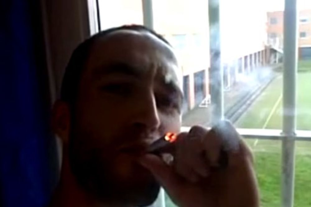 (VIDEO) KAO DA JE U PALATI: Zatvorenik pokazao luksuznu ćeliju, pa na kraju zapalio džoint