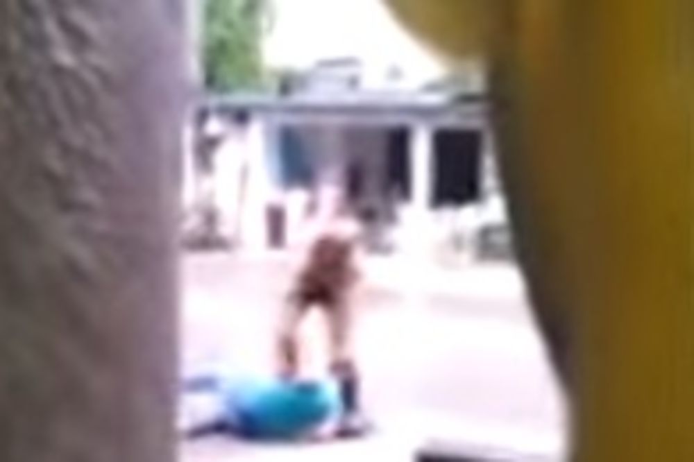 (UZNEMIRUJUĆI VIDEO) BRUTALNOST U ŠRI LANKI: Policajac tukao prostitutku jer je odbila da ga usluži