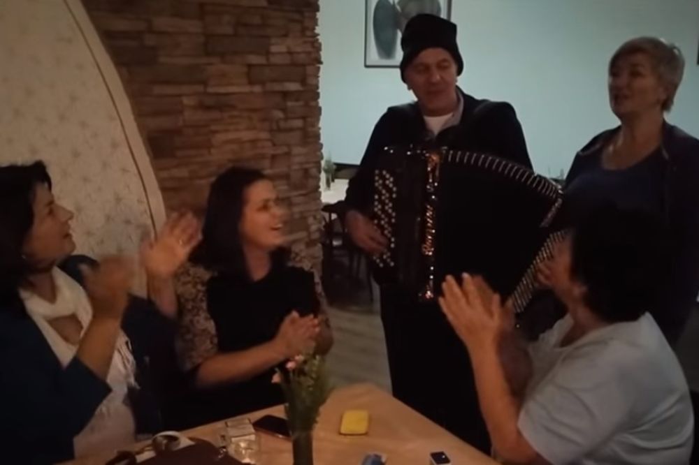 (VIDEO) LEGENDA: Bosanski biznismen Pero Gudelj na rehabilitaciji zasvirao harmoniku!