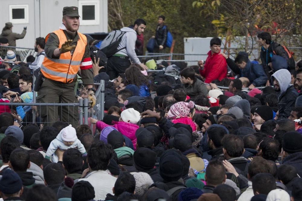 PREBACUJU IH U AUSTRIJU: Slovenija prenatrpana izbeglicama, preskaču ogradu na granici