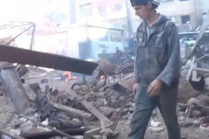 (UZNEMIRUJUĆI VIDEO) SVUDA SAMO SMRT: Užasni snimci posle bombardovanja pijace u Siriji