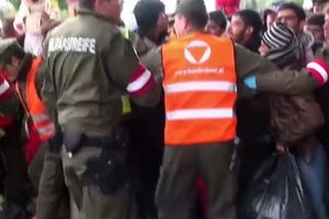 IZBEGLICE SVE NERVOZNIJE: Austrijski policajac dobio šakom u glavu!