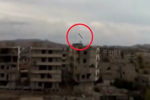 (VIDEO) ZVUK STRAVE, PA UDAR: Sirijski helikopter baca bojler-bombu, a onda prasak!