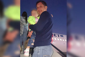 (FOTO) POSLEDNJA SLIKA PRED TRAGEDIJU: Fotografisala muža i ćerkicu, pa svi ušli u avion smrti!