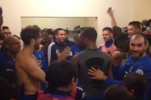 (VIDEO) APSOLUTNI HIT: Francuski fudbaleri u transu pevaju Zvezdine pesme!