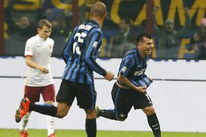 (VIDEO) MEDEL REŠIO VELIKI DERBI: Inter pobedio Romu i izbio na čelo Serije A