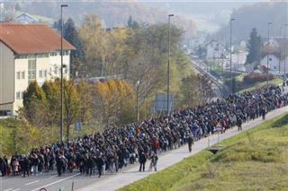 PROTEST NA AUSTRIJSKOJ GRANICI: Desničari krenuli na izbeglički kamp!