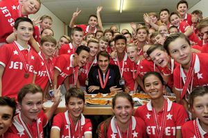 (FOTO) OMILJEN U RODNOM GRADU: Evo zašto deca vole Rodžera Federera!